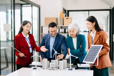 İş adamları arasında güneş pili paneli teknolojisi ve Güneş Enerjisi Çevre Kenti kavramındaki son gelişmeler üzerine tartışma