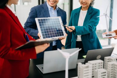 İş adamları arasında güneş pili paneli teknolojisi ve Güneş Enerjisi Çevre Kenti kavramındaki son gelişmeler üzerine tartışma.