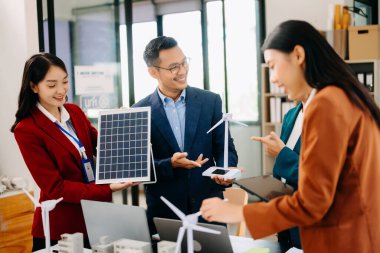 İş adamları arasında güneş pili paneli teknolojisi ve Güneş Enerjisi Çevre Kenti kavramındaki son gelişmeler üzerine tartışma