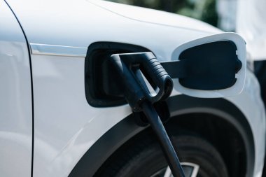  Elektrikli araba prizine şarj aleti takıyorum. Elektrikli araba ya da ev istasyonda şarj oluyor.