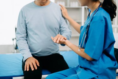  Dost canlısı baş hemşire hasta yatağında dinlenirken onu muayene ediyor.