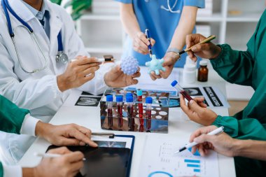 Kalp hastalıklarının tedavisi, zatürree, gastrointestinal ve mide hastalıkları ve hastanede osteoporoz hakkında doktor ve tıbbi personel danışmanlarıyla bir araya geliyoruz.