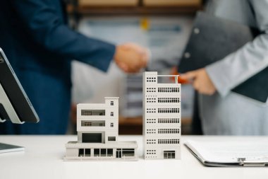 Satıcı Eller, Müşteri Evi Modeli, Küçük Oyuncak Evi Küçük İpotek Emlak Sigortası ve Gayrimenkul kavramlarını gösteriyor