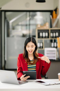 Modern Ofis Masasında başarılı Asyalı İş Kadını Analiz Finansmanı. vergi, rapor, muhasebe, istatistik ve analitik araştırma kavramı