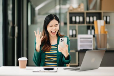 Modern Ofis Masasında başarılı Asyalı İş Kadını Analiz Finansmanı. vergi, rapor, muhasebe, istatistik ve analitik araştırma kavramı