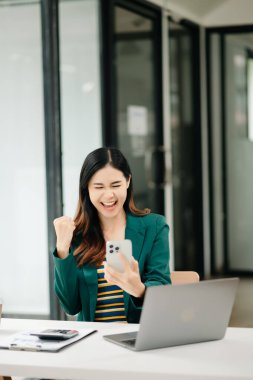 Modern Ofis Masasında başarılı Asyalı İş Kadını Analiz Finansmanı. vergi, rapor, muhasebe, istatistik ve analitik araştırma kavramı