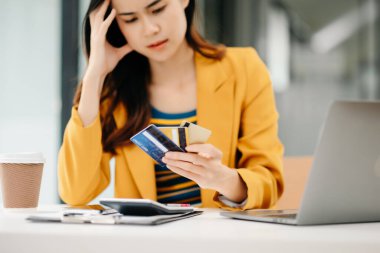 Finansal borç, Asyalı bir kadının oturma izni, kredi kartları, fatura ya da fatura ile yapılan harcamalar, ödenecek para, ipotek ya da kredi yok. Borç, iflas ofiste.