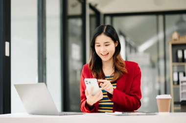 Modern Ofis Masasında başarılı Asyalı İş Kadını Analiz Finansmanı. vergi, rapor, muhasebe, istatistik ve analitik araştırma kavramı