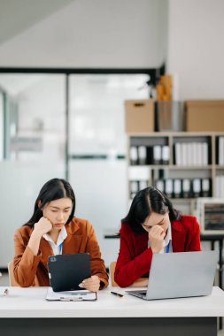 Öfkeli iki Asyalı iş adamı modern ofiste bir hata yaptıktan sonra şiddetle tartışıyor.