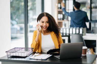 Ofis Masasındaki Başarılı İş Kadını Finans Analizi. vergi, rapor, muhasebe, istatistik ve analitik araştırma kavramı