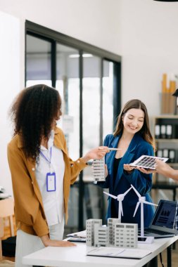 İş adamları arasında güneş pili paneli teknolojisi ve Güneş Enerjisi Çevre Kenti kavramındaki son gelişmeler üzerine tartışma