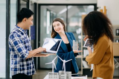 İş adamları arasında güneş pili paneli teknolojisi ve Güneş Enerjisi Çevre Kenti kavramındaki son gelişmeler üzerine tartışma