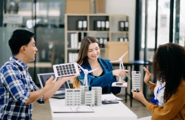 İş adamları arasında güneş pili paneli teknolojisi ve Güneş Enerjisi Çevre Kenti kavramındaki son gelişmeler üzerine tartışma