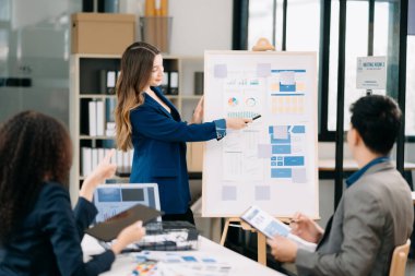 Ofisteki iş arkadaşları gündelik bir konuşma yapıyorlar. Konferans odasında bir grup iş adamı konferans odasında yeni bir proje üzerinde oturuyorlar.