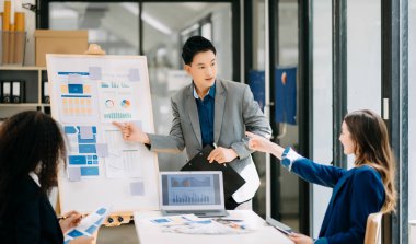 Modern ofiste iş projesi üzerinde çalışan yaratıcı iş adamları