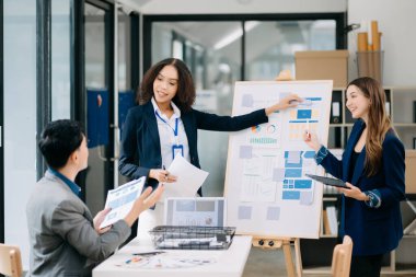 Ofisteki iş arkadaşları gündelik bir konuşma yapıyorlar. Konferans odasında bir grup iş adamı konferans odasında yeni bir proje üzerinde oturuyorlar.