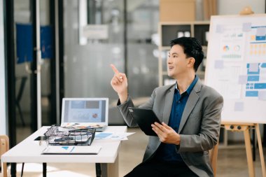 Ofisinde fotokopi alanı olan Asyalı modern iş adamı.
