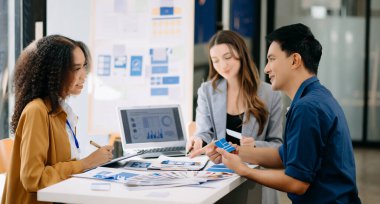  UX geliştiricisi ve ui tasarımcısı modern ofiste müşteri breif ve renk kodu ile mobil uygulama arayüzü kablo tasarımı hakkında beyin fırtınası yapıyorlar