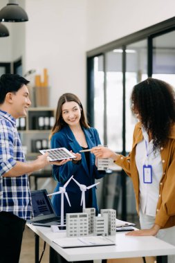 İş adamları arasında güneş pili paneli teknolojisi ve Güneş Enerjisi Çevre Kenti kavramındaki son gelişmeler üzerine tartışma