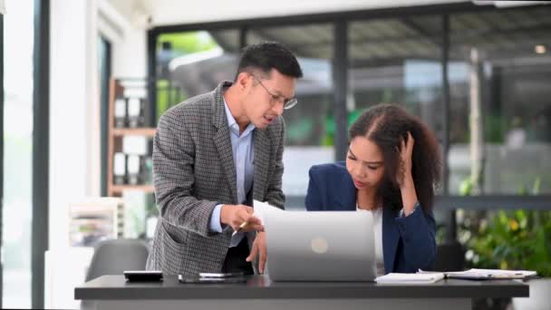 Dois Trabalhadores Negócios Conversando Usando Laptop Escritório — Vídeo de Stock