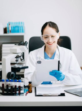 Modern tıbbi araştırma laboratuvarı. Kadın bilim adamı mikro pipetlerle çalışıyor biyokimyasal örnekleri analiz ediyor, tıp için ileri bilim kimya laboratuvarı.