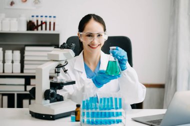 Modern tıbbi araştırma laboratuvarı. Kadın bilim adamı mikro pipetlerle çalışıyor biyokimyasal örnekleri analiz ediyor, tıp için ileri bilim kimya laboratuvarı.