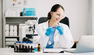 Modern tıbbi araştırma laboratuvarı. Kadın bilim adamı mikro pipetlerle çalışıyor biyokimyasal örnekleri analiz ediyor, tıp için ileri bilim kimya laboratuvarı.