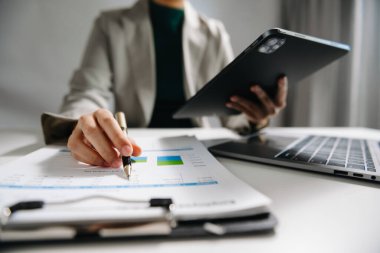 Tablet ve laptop kullanan bir iş adamı. Bulanık arkaplan ofisine yakın plan