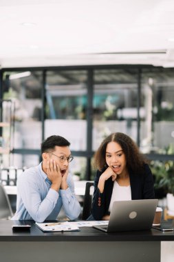 İş adamları, modern ofisteki yeni başlatılan konferans odasında başarıyı kutlamak için çok çalışıyorlar.