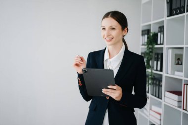 Tablet bilgisayar kullanan bir iş kadını. Ofiste vergi, rapor, muhasebe, istatistik ve analitik araştırma kavramı