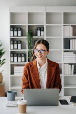 Dizüstü bilgisayar kullanan bir iş kadını. Ofiste vergi, rapor, muhasebe, istatistik ve analitik araştırma kavramı