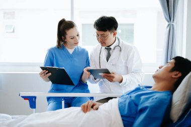 Doktorlar semptomları hastanedeki bir hastaya ya da terapi gören bir hastaya açıklar. Profesyonel tıbbi servis kavramı