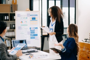 Modern ofiste iş projesi üzerinde çalışan yaratıcı iş adamları