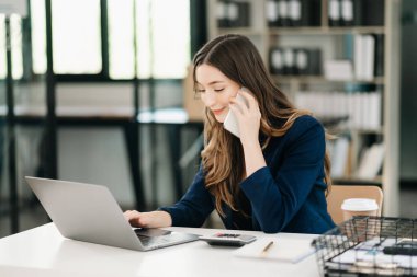 Modern ofiste çalışan kendine güvenen bir kadın..