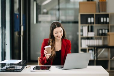 Modern ofiste çalışan kendine güvenen bir kadın..