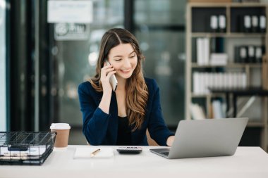 Modern ofiste çalışan kendine güvenen bir kadın..