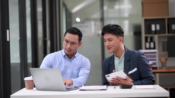 Dwóch Pracowników Biznesowych Rozmawiających Korzystających Laptopa Biurze — Wideo stockowe