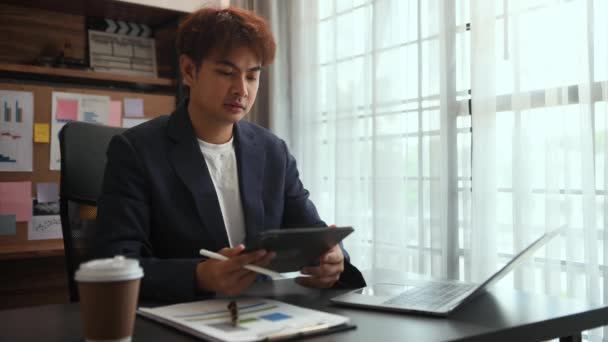 Młody Biznesmen Korzystający Laptopa Tabletu Podczas Siedzenia Miejscu Pracy Koncentracja — Wideo stockowe