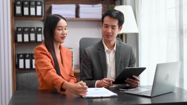2人のアジアのビジネスマンが現代オフィスでタブレットノートパソコンとの投資プロジェクト 作業および計画戦略について話し合います — ストック動画