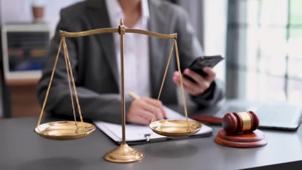 正義と法律の概念 裁判官 木製のテーブルとカウンセラーまたはオフィスで働く男性弁護士 — ストック動画
