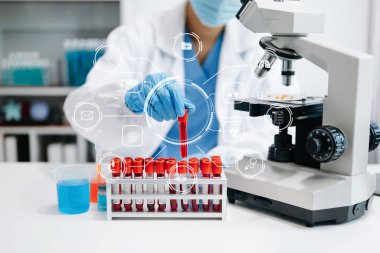 Sanal simge ekranı ile laboratuvar çalışması yapan doktor