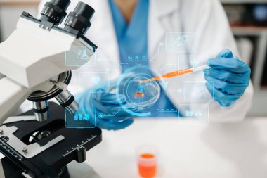 Sanal simge ekranı ile laboratuvar çalışması yapan doktor