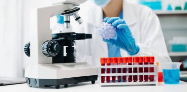 Modern tıbbi araştırma laboratuvarı. Kadın bilim adamı mikro pipetlerle çalışıyor biyokimyasal örnekleri analiz ediyor, tıp için ileri bilim kimya laboratuvarı.