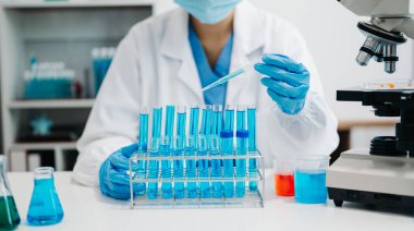 Modern tıbbi araştırma laboratuvarı. Kadın bilim adamı mikro pipetlerle çalışıyor biyokimyasal örnekleri analiz ediyor, tıp için ileri bilim kimya laboratuvarı.