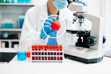 Sanal simge ekranı ile laboratuvar çalışması yapan doktor