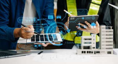 ESG 'nin çevresel kavramı, yeşil etik iş imkanlarının korunması, CO2' nin azaltılması, iş adamı ekibinin CO2 emisyonunu azaltmak için laptop sanal akıllı telefon üzerinde çalışması 