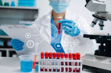 Sanal simge ekranı ile laboratuvar çalışması yapan doktor