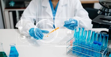Sanal simge ekranı ile laboratuvar çalışması yapan doktor
