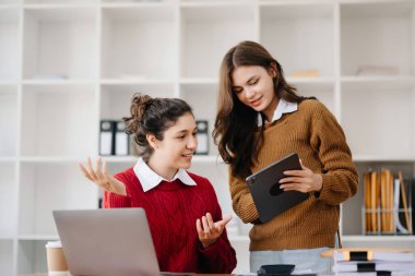 Takım toplantısına liderlik eden iş kadını ve birlikte çalışma ofisinde mali durumu olan dizüstü bilgisayarı kullanmak