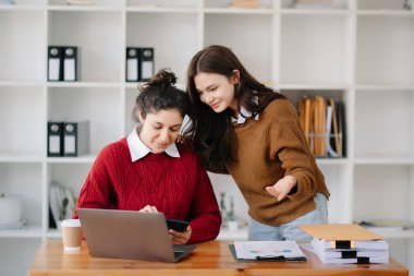 Takım toplantısına liderlik eden iş kadını ve birlikte çalışma ofisinde mali durumu olan dizüstü bilgisayarı kullanmak